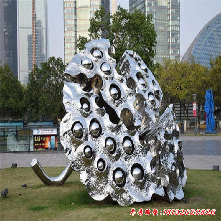 不锈钢园林园林莲蓬因为比较好看，所以很受人们喜欢。园林莲蓬属于不锈钢雕塑的一种。在制作园林莲蓬之前，要第一时间敲定终极的雕塑图片。要是客户想要再次深化设计图，我们厂会免费帮忙推荐设计工作室。卓景雕塑会按照最终图纸计算价格。例如高6米的园林莲蓬，价格一般在10000左右。接下来就是正式开始园林莲蓬制作流程。生产周期差不多要半个月左右。为了确保园林莲蓬的整体安全，卓景雕塑采用木箱包装。综合价格和安全我厂使用单车。6米的园林莲蓬安装很容易只需要按照我厂给的安装视频，自己就可以安装。莲蓬雕塑