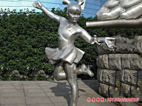 踢毽子的小女孩