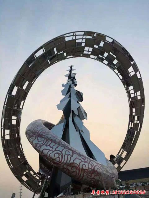 广场抽象祥云和松树
